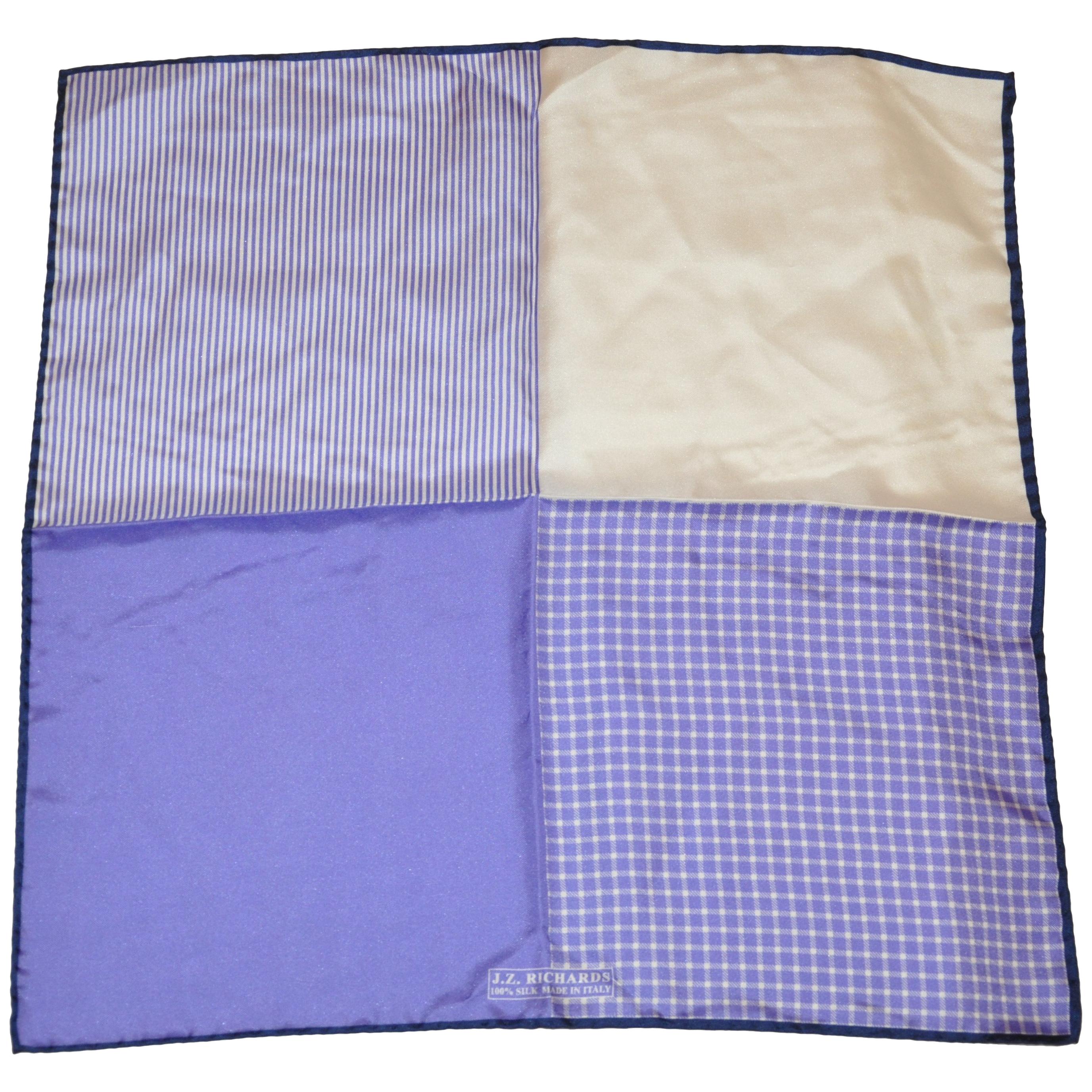 Mouchoir à main en soie avec bordure bleu marine et des nuances de lavande en vente