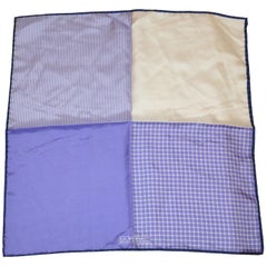 Mouchoir à main en soie avec bordure bleu marine et des nuances de lavande