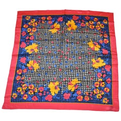 Écharpe en soie avec bordure fuchsia et motifs floraux et centre noir et blanc 