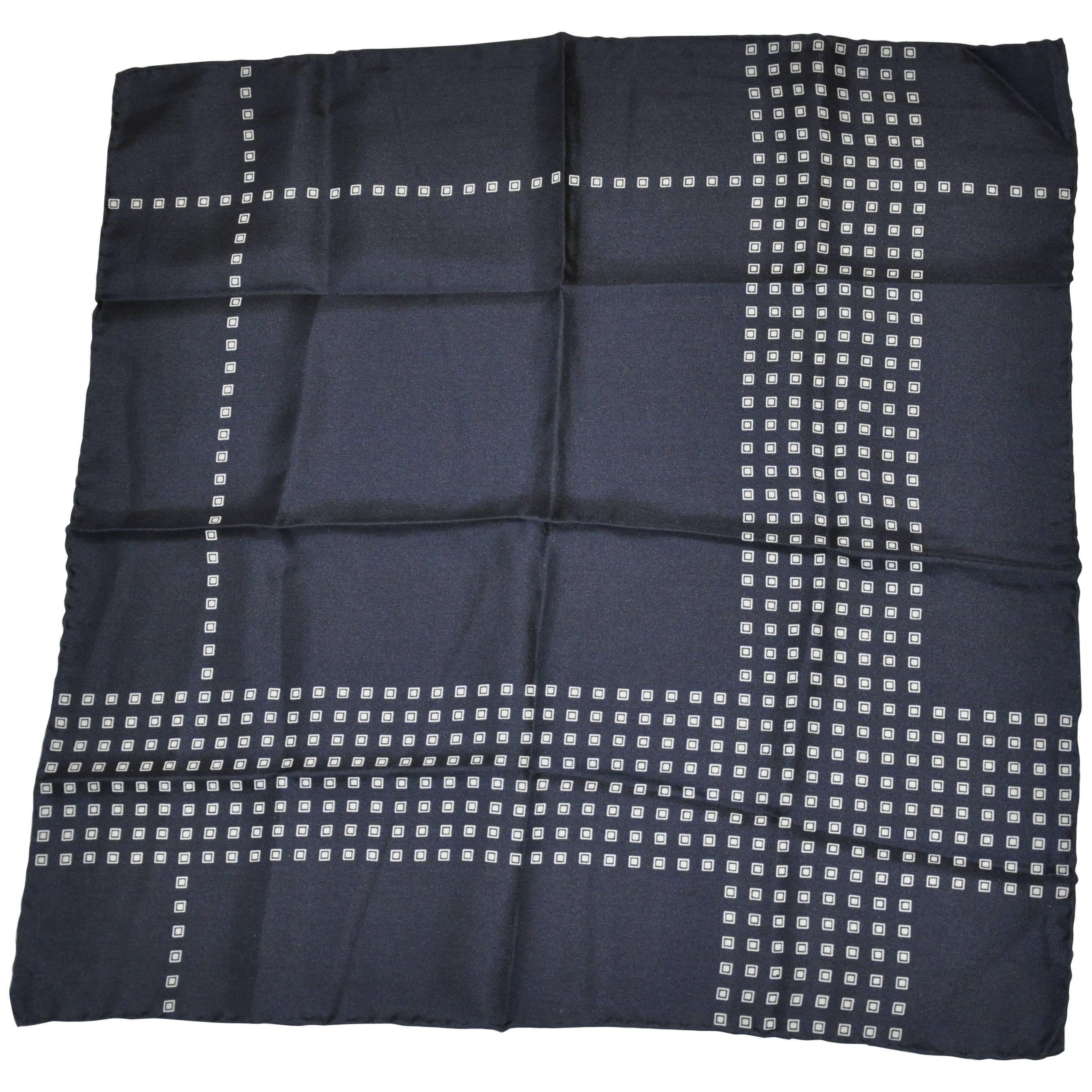 Mouchoir à main en soie bleu marine avec carrés micro-marines et blancs en vente