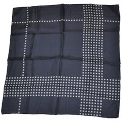 Mouchoir à main en soie bleu marine avec carrés micro-marines et blancs