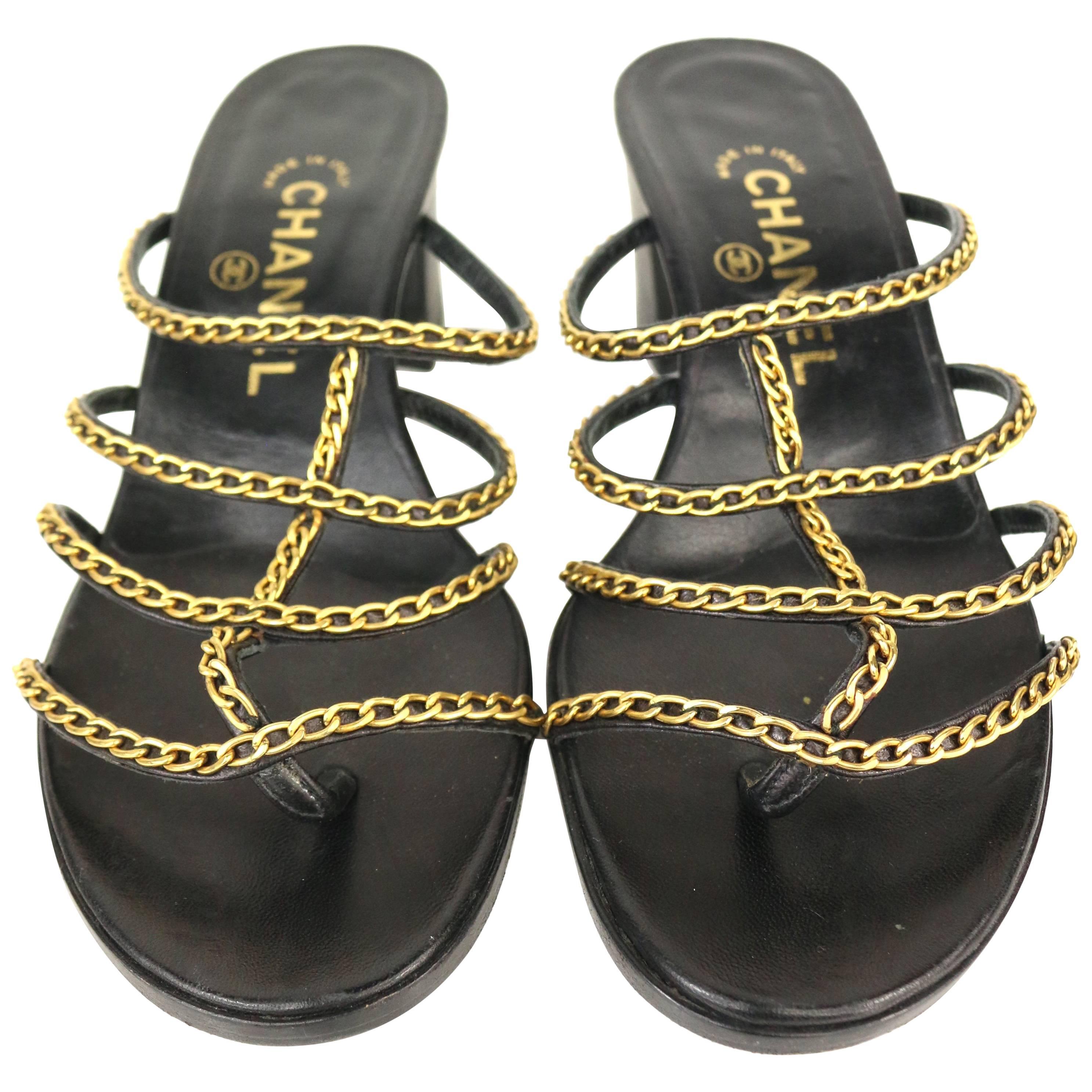 Chanel - Sandales à talons en cuir noir et chaîne dorée   en vente