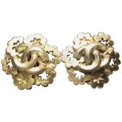 Vintage CHANEL gold tone star flower shape earrings with CC mark on top. 