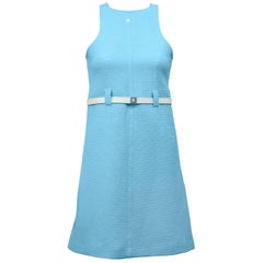 1960 Courreges Baby Blue Cotton Ribbed Day Dress with White Belt (Robe de jour en coton côtelé avec ceinture blanche)
