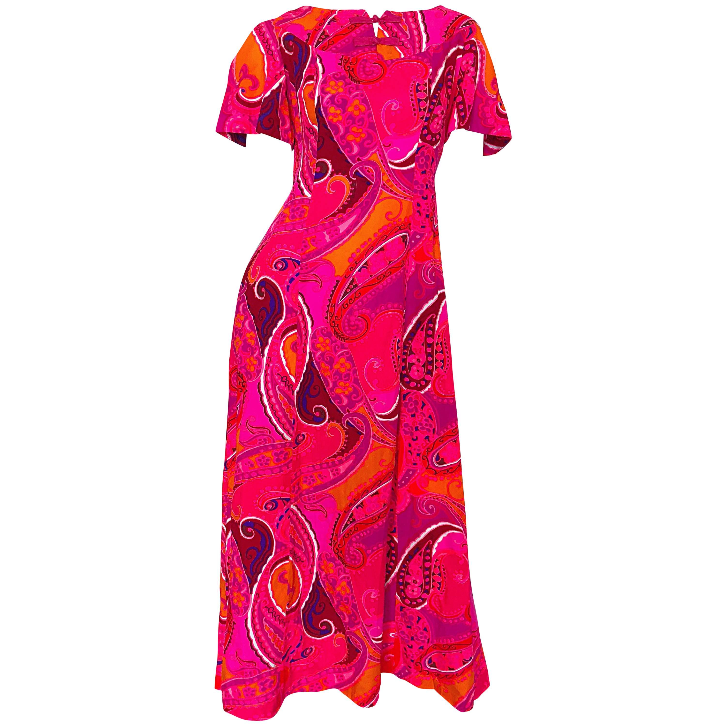 Kamehameha - Robe longue vintage à manches courtes et imprimé cachemire rose vif et orange, années 1960