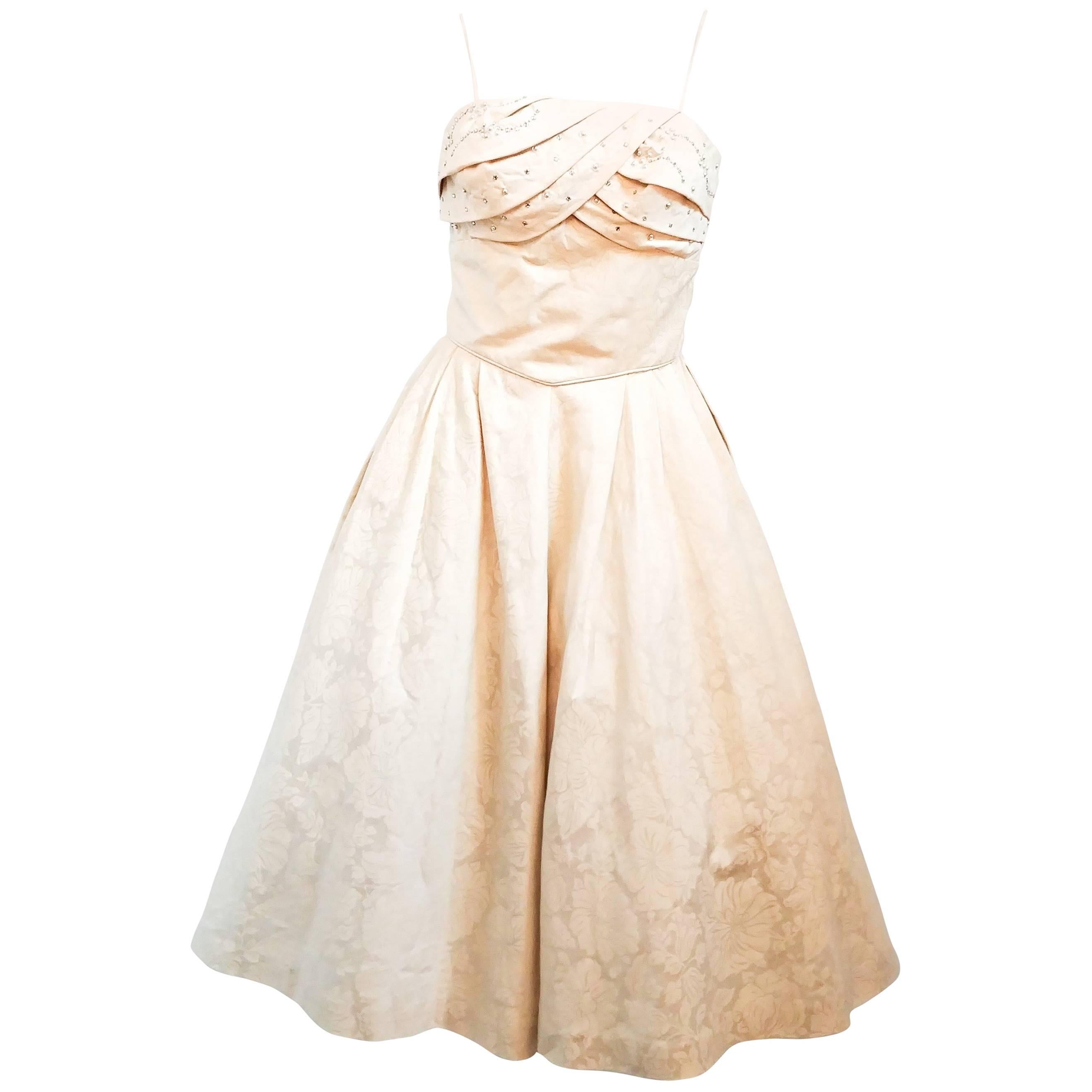 1950er Elfenbeinfarbenes Jacquard-Kleid mit perlenbesetztem Mieder im Angebot
