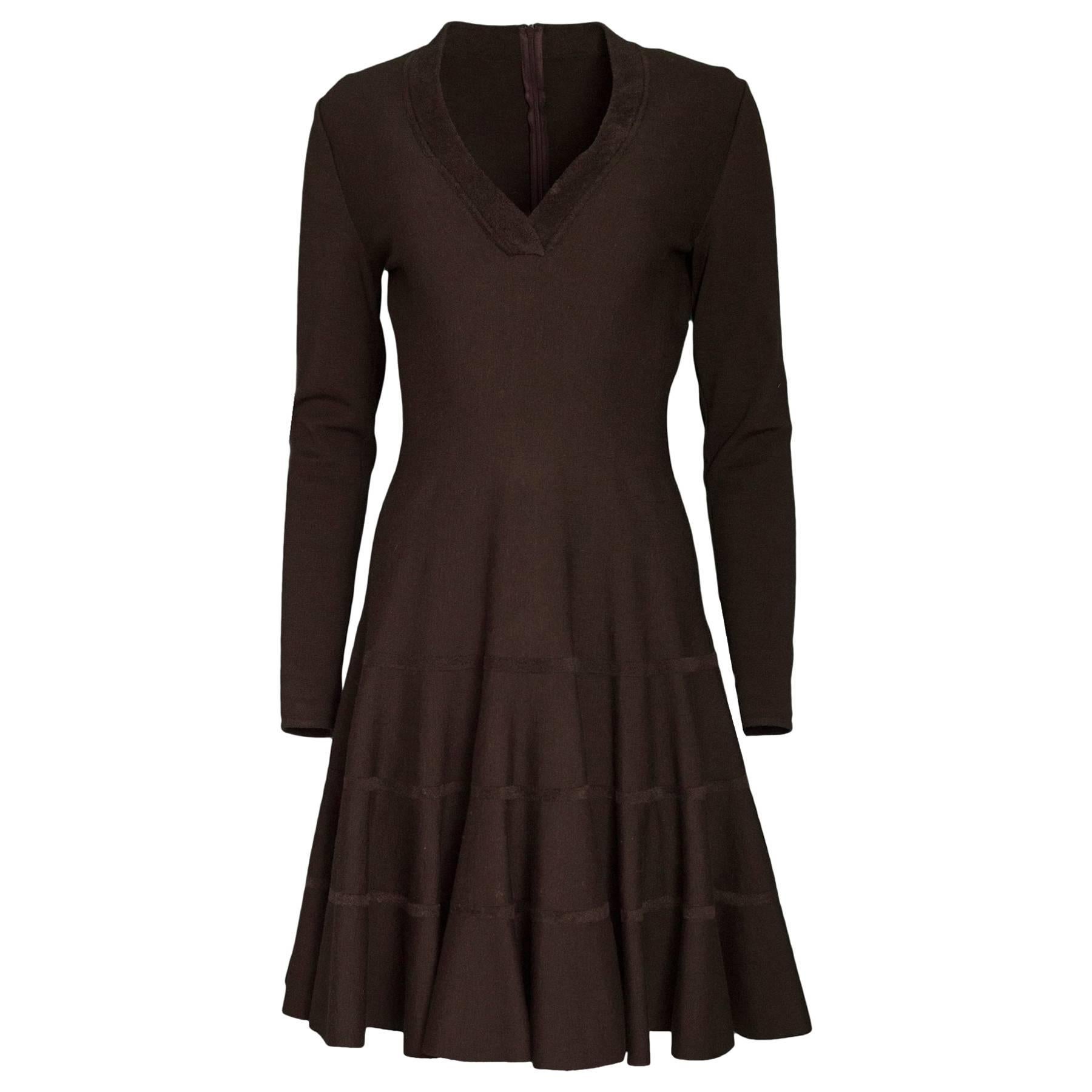 Alaïa - Robe en laine marron ajustée et évasée à col en V, taille FR 42 en vente