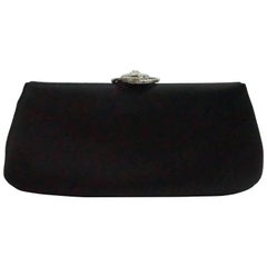 Chanel schwarze Satin-Clutch mit Strass-Camelia-Verschluss:: 2011