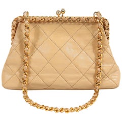 Sac Chanel en cuir beige avec fermeture à glissière