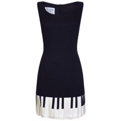 Moschino Schwarzes Etuikleid mit neuartigem Klaviertastensaum:: 1990er Jahre