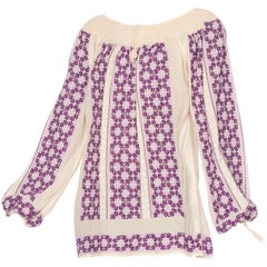 Camicetta boho rumena in garza di cotone ricamata a mano degli anni '40, viola