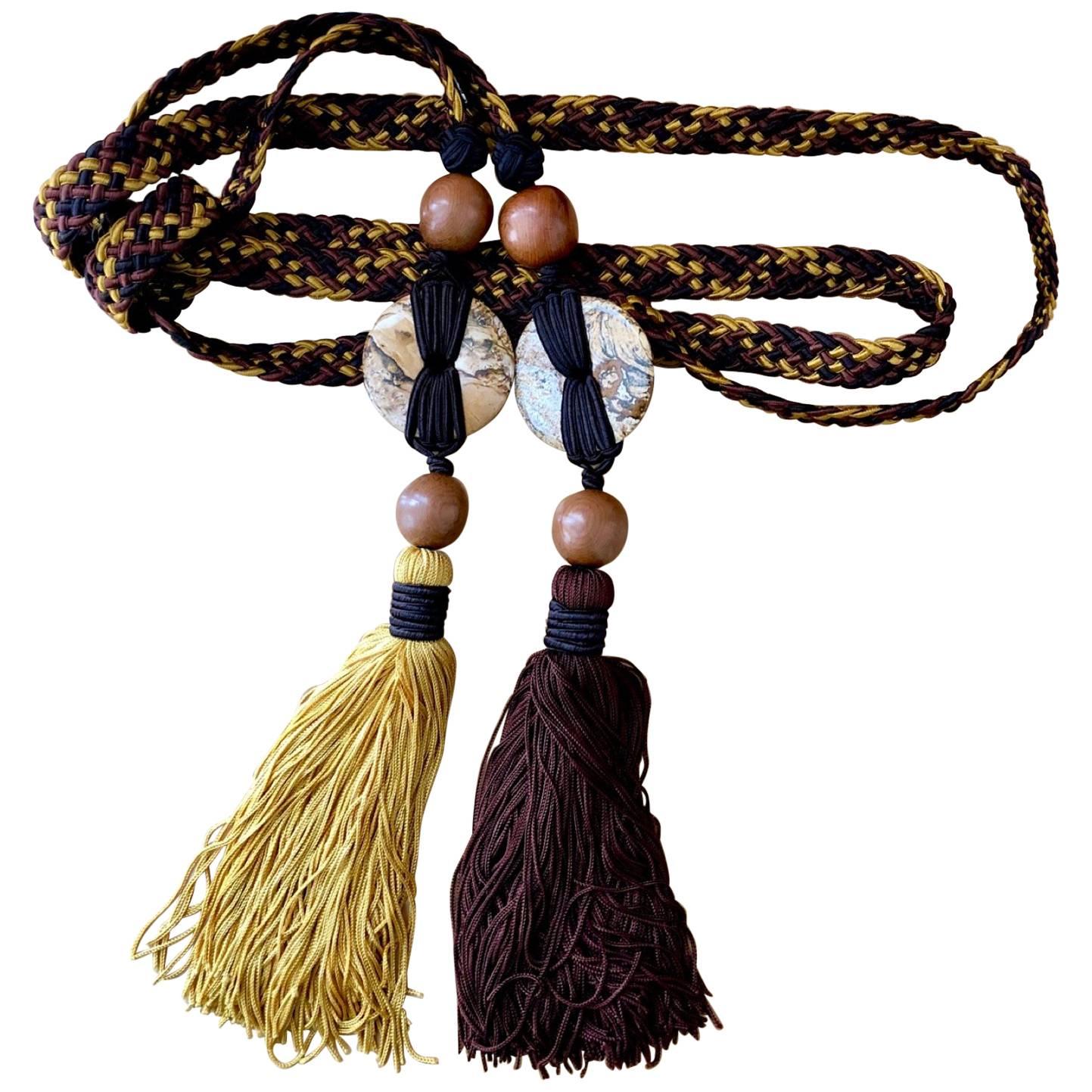 Afrikanische Perlen und traditionelle afrikanische Elemente finden sich in allen Entwürfen von Saint Laurent. Indem Saint Laurent sich von den verschiedenen handwerklichen Praktiken des Kontinents inspirieren ließ, konnte er die afrikanischen