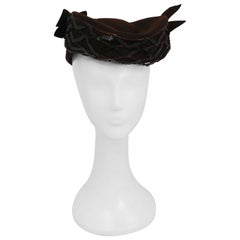 1940 Sombrero de fieltro de lana marrón con lentejuelas y lazos