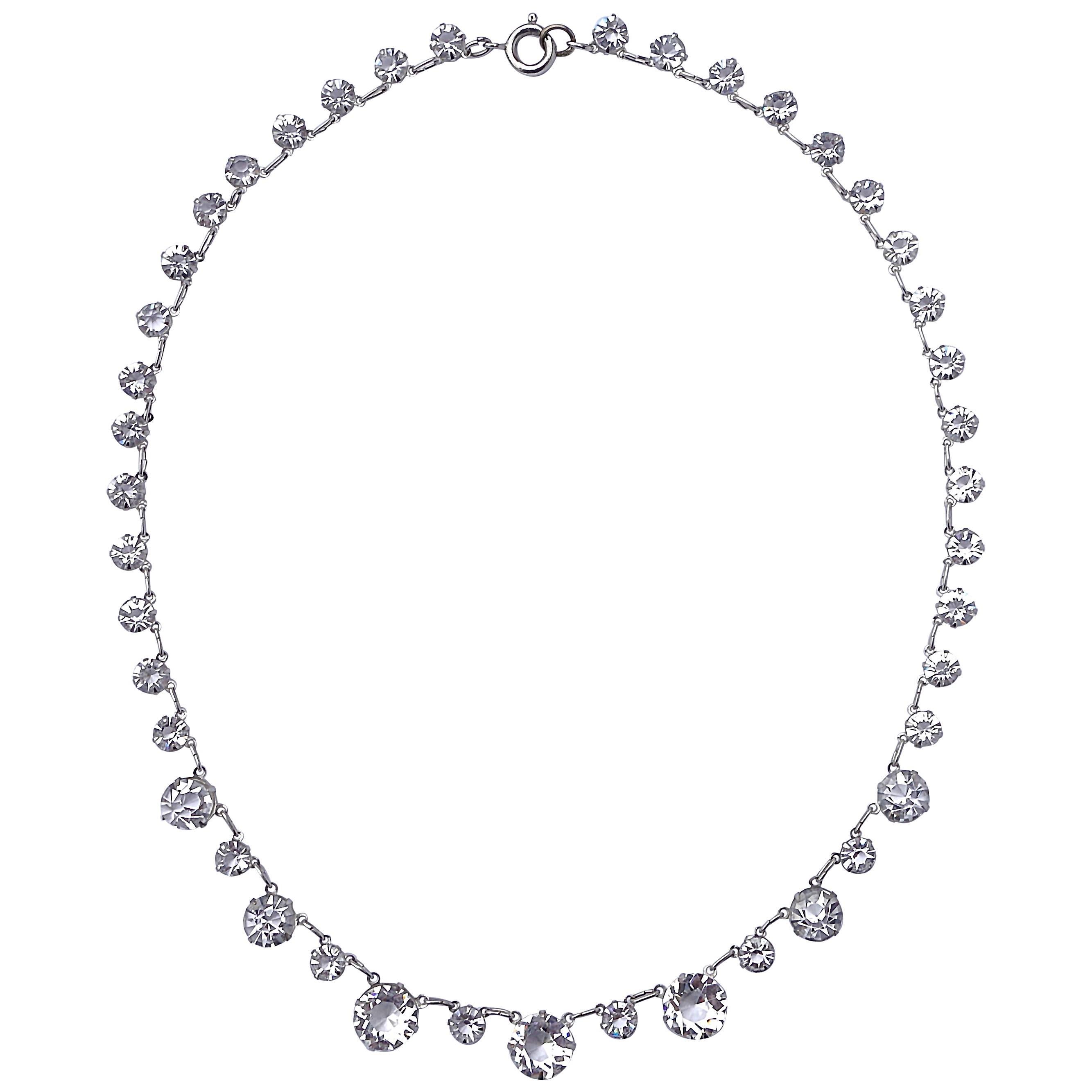 Art Deco Silberfarbene und durchsichtige Kristall-Halskette mit offenem Rücken im Angebot