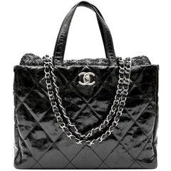 CHANEL Flap Bag in Black Patent Leather and Gray Tweed