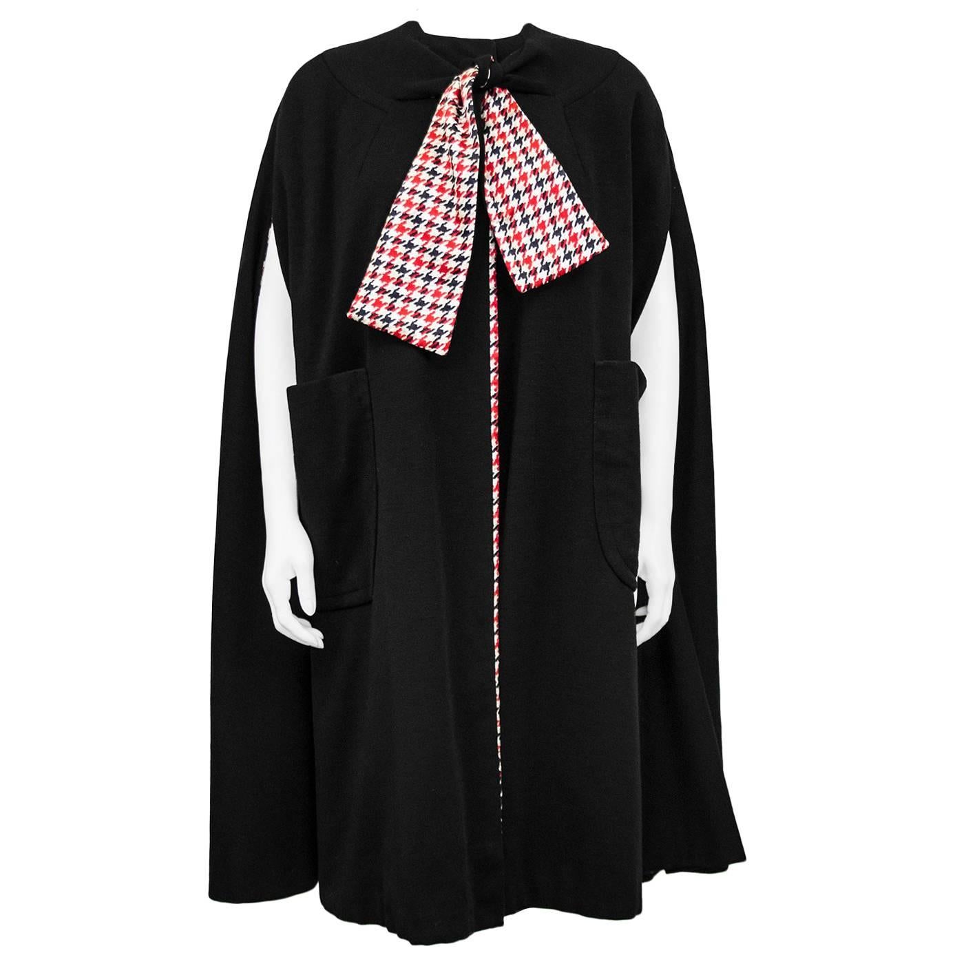 Pauline Trigere Black Jersey Cape with Black and Red Houndstooth Lining, 1960s  For Sale