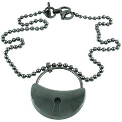 Jean Paul Gaultier - Collier avec pendentif cadenas en forme de disque