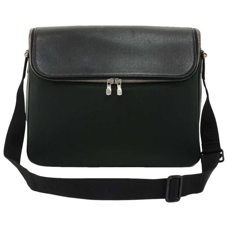 Louis Vuitton Taimyr Black Taiga Leather Messenger Bag For Sale at 1stDibs
