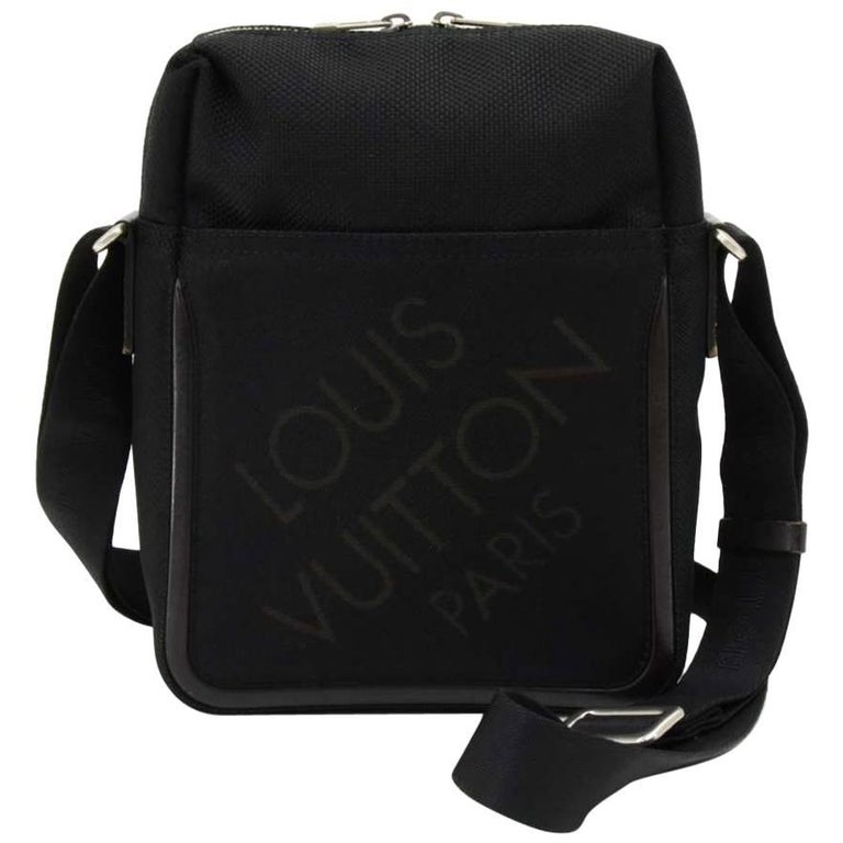 LOUIS VUITTON Damier Geant Messenger Bag Black For Sale at 1stDibs