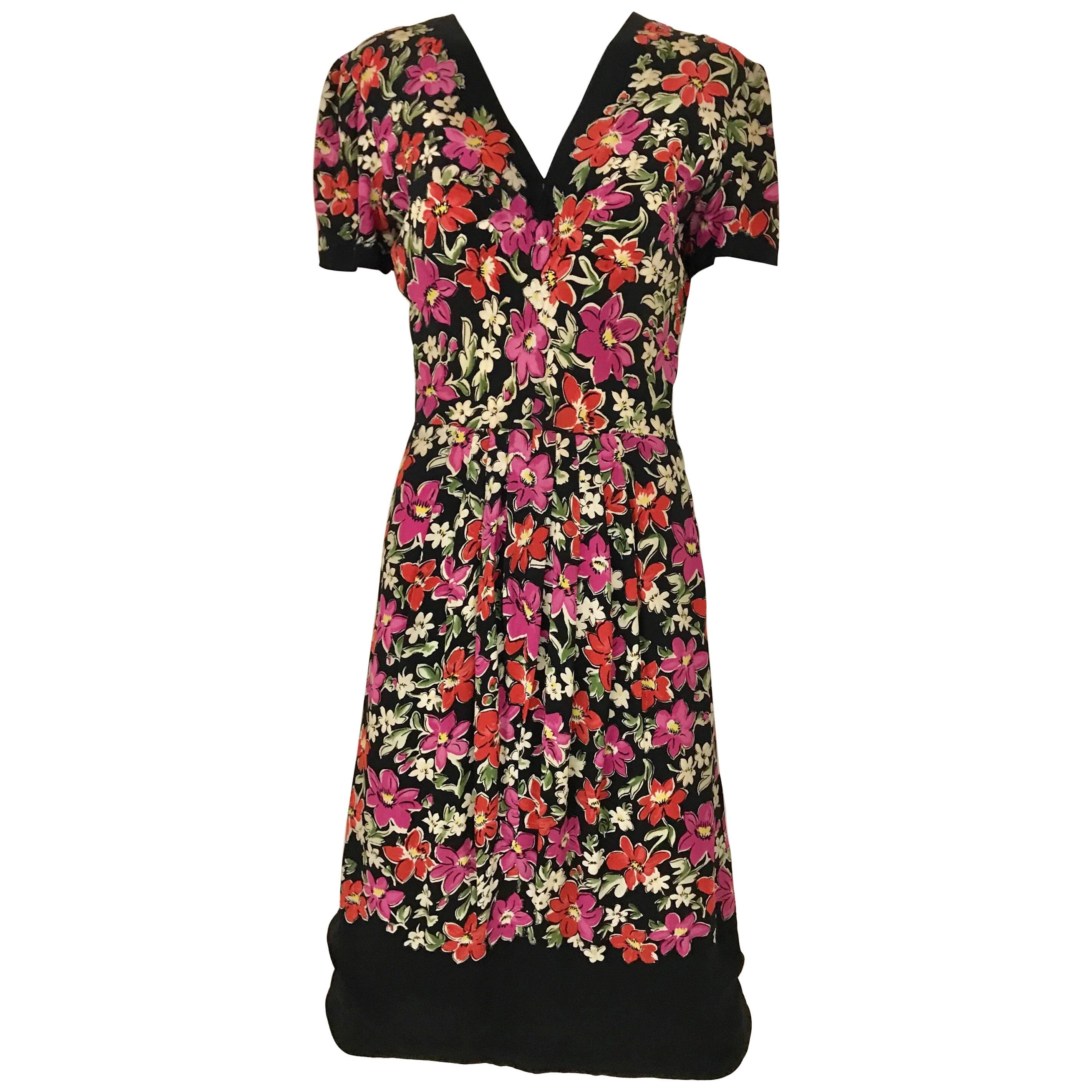 1940er Jahre Mehrfarbiges Rayon-Kleid mit Blumendruck
