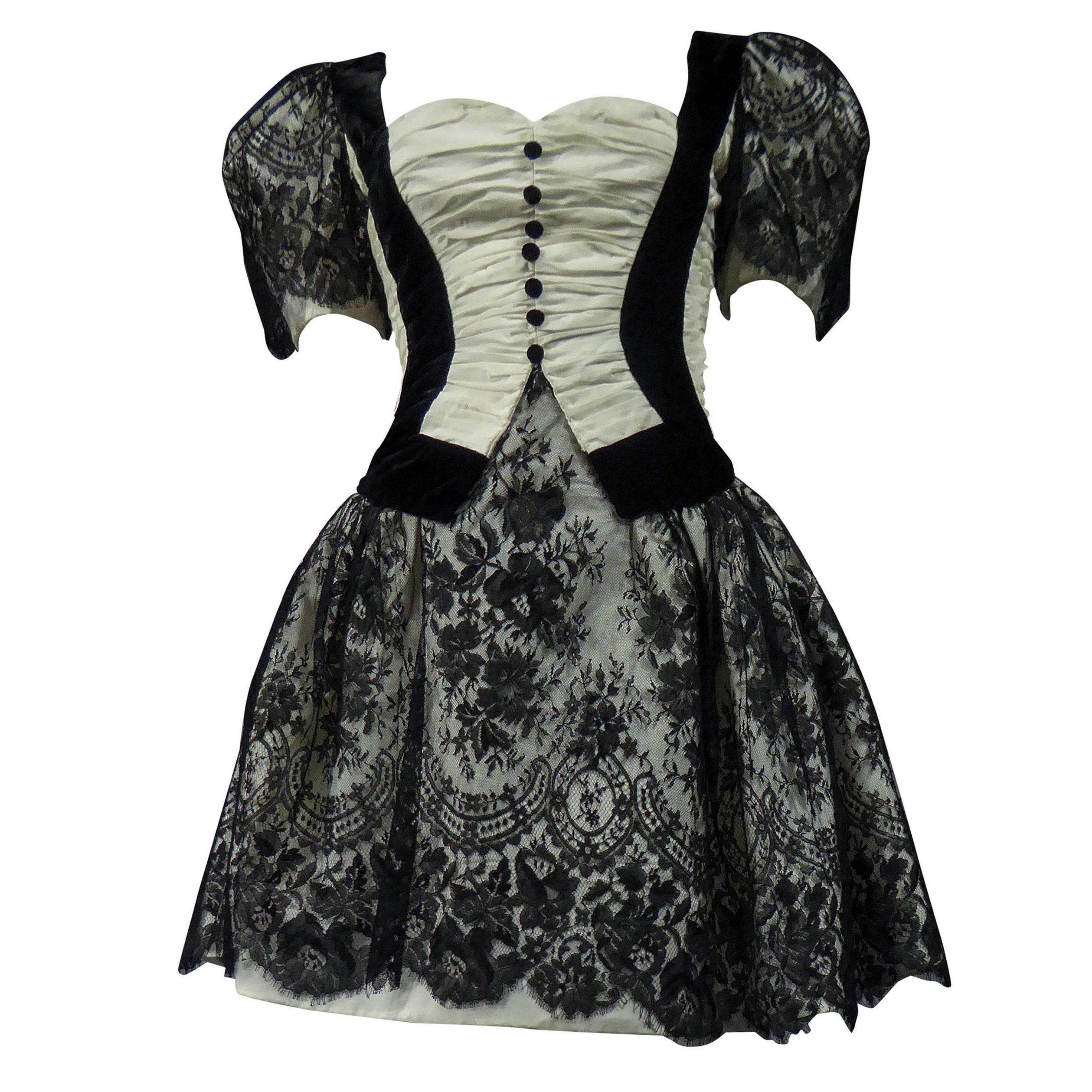 Un pizzo nero e bianco FrenchCouture  Abito da cocktail Circa 1990 in vendita