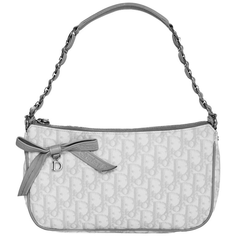 Christian Dior - Pochette blanche et grise avec monogramme, style  romantique, avec housse En vente sur 1stDibs