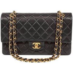 Chanel Schwarzes Lammleder Medium Classic Double Flap Bag mit goldener Hardware
