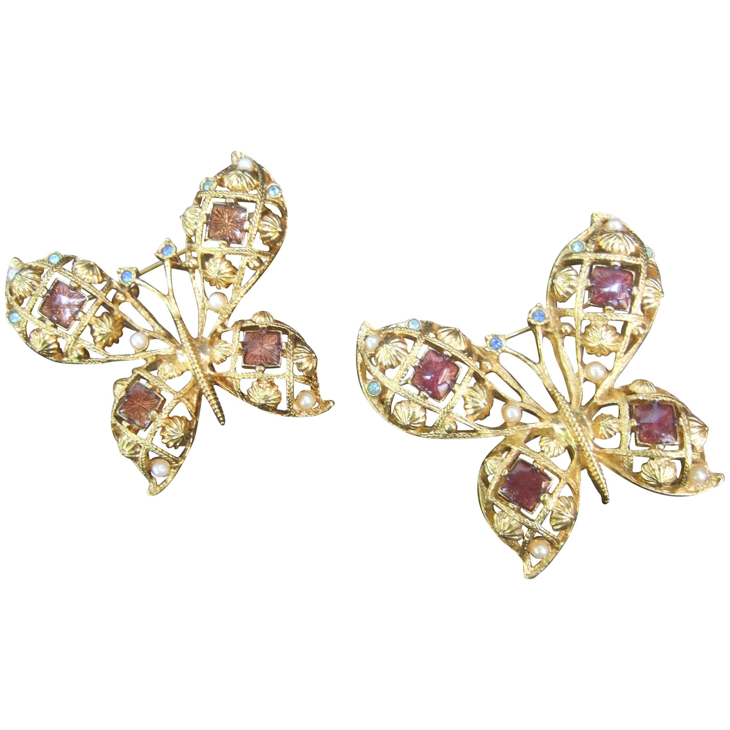 Paire de broches papillon en métal doré et émaillé ornées de bijoux, c. 1980