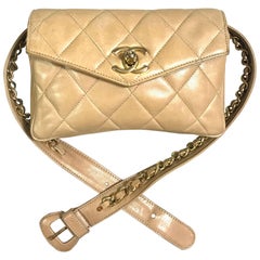 Vintage CHANEL beige lamb waist bag, fanny pack with golden chain belt 
CC.