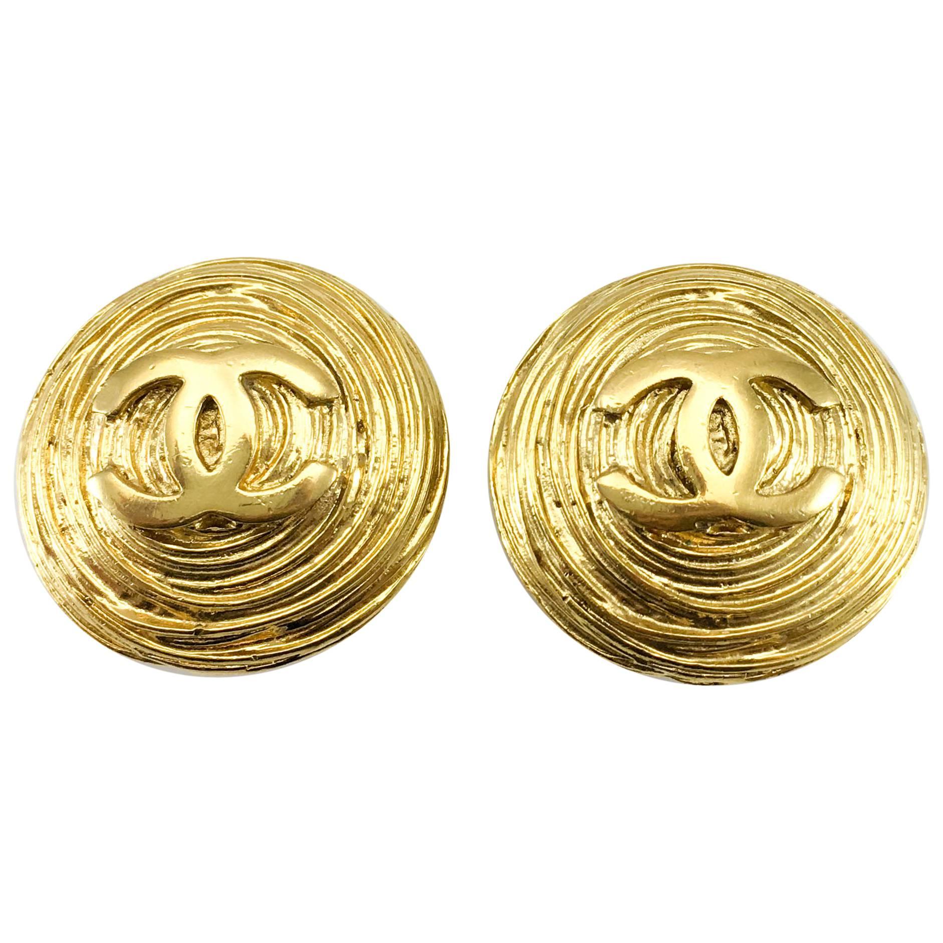 1988 Chanel Gold-Plated Texturized Round Logo Earrings For Sale