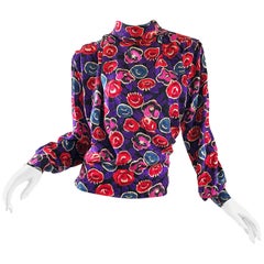 Vintage Emanuel Ungaro 1990s Lila + Rosa + Blau Blumendruck Bluse mit hohem Ausschnitt