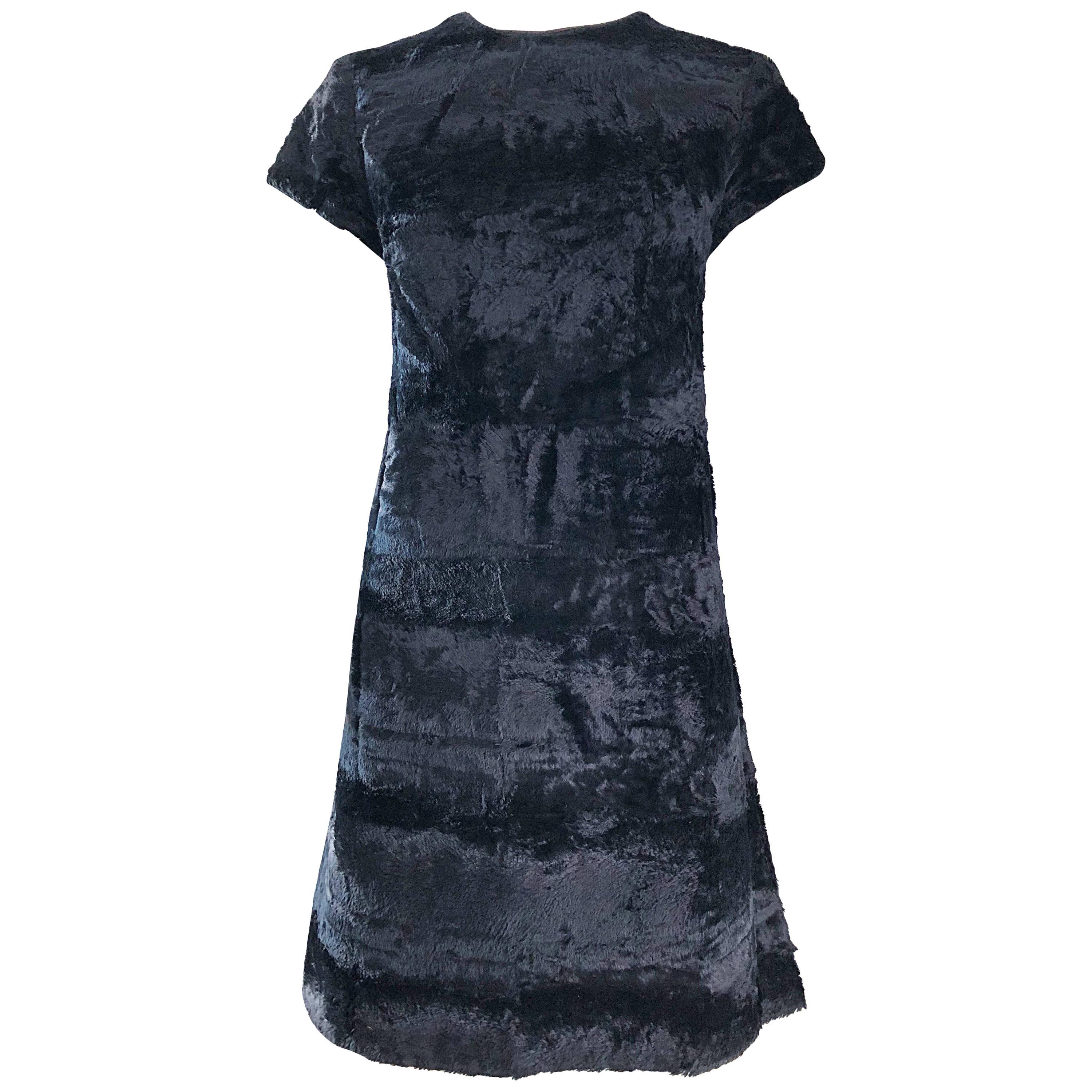 Sehickes 1960er Jahre Saks 5th Avenue Vintage-Kleid in A-Linien-Schnitt aus schwarzem Kunstpelz im Angebot
