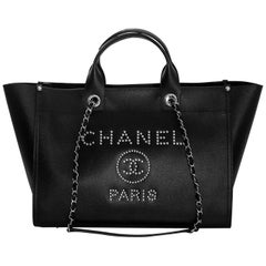 Chanel Schwarze Tasche aus genarbtem Kalbsleder mit Nieten:: Medium Deauville:: 2018