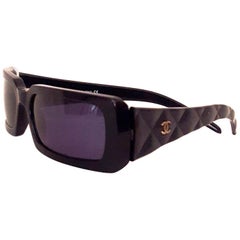 Chanel Schwarze Rechteckige Sonnenbrille mit dickem Rahmen:: gesteppten Bügeln und CC-Logo