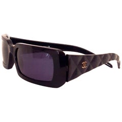 Lunettes de soleil Chanel à monture épaisse rectangulaire noire avec branches matelassées et logo CC