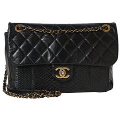 Chanel Urban Mix 2016  Bolso con solapa de piel acolchada negra