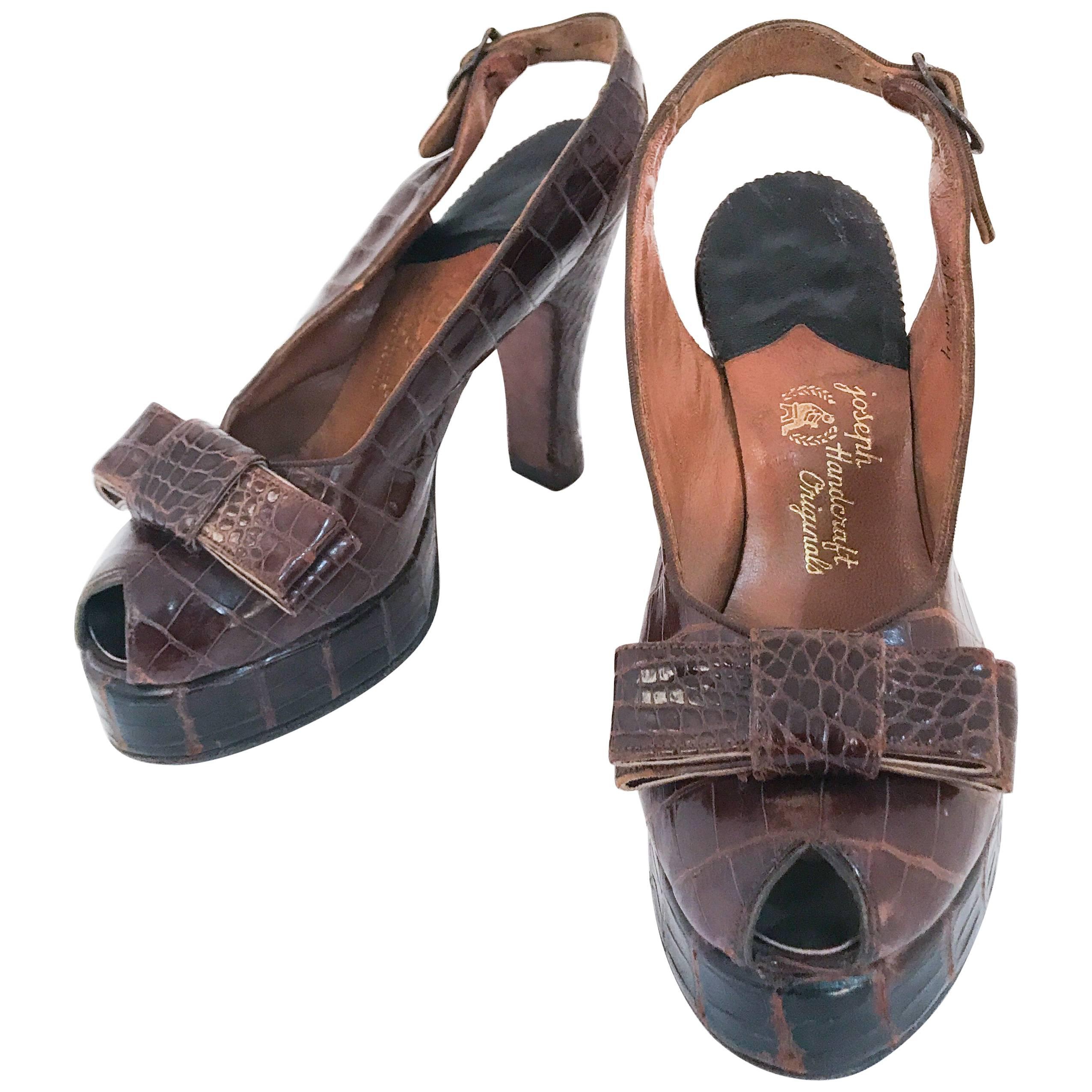 Chaussures à talons en alligator marron avec bride arrière, 1947