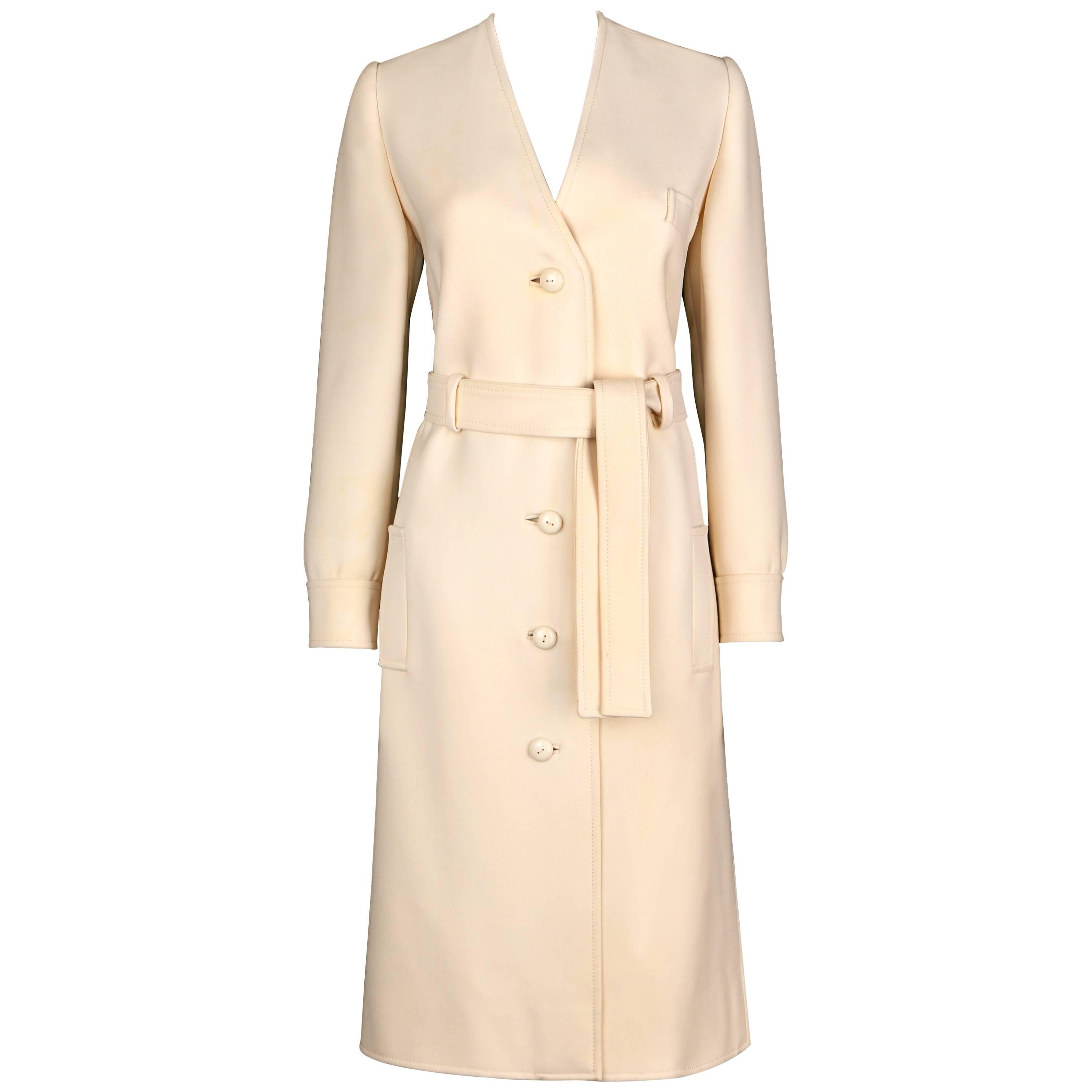 Boutique VALENTINO ca. 1960er Jahre Mantel mit V-Ausschnitt aus cremefarbener Wolle mit Gürtel SELTEN
