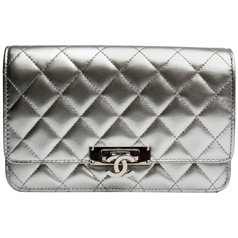 Chanel Silver Leather Crossbody Bag at 1stDibs | chanel silver ...
