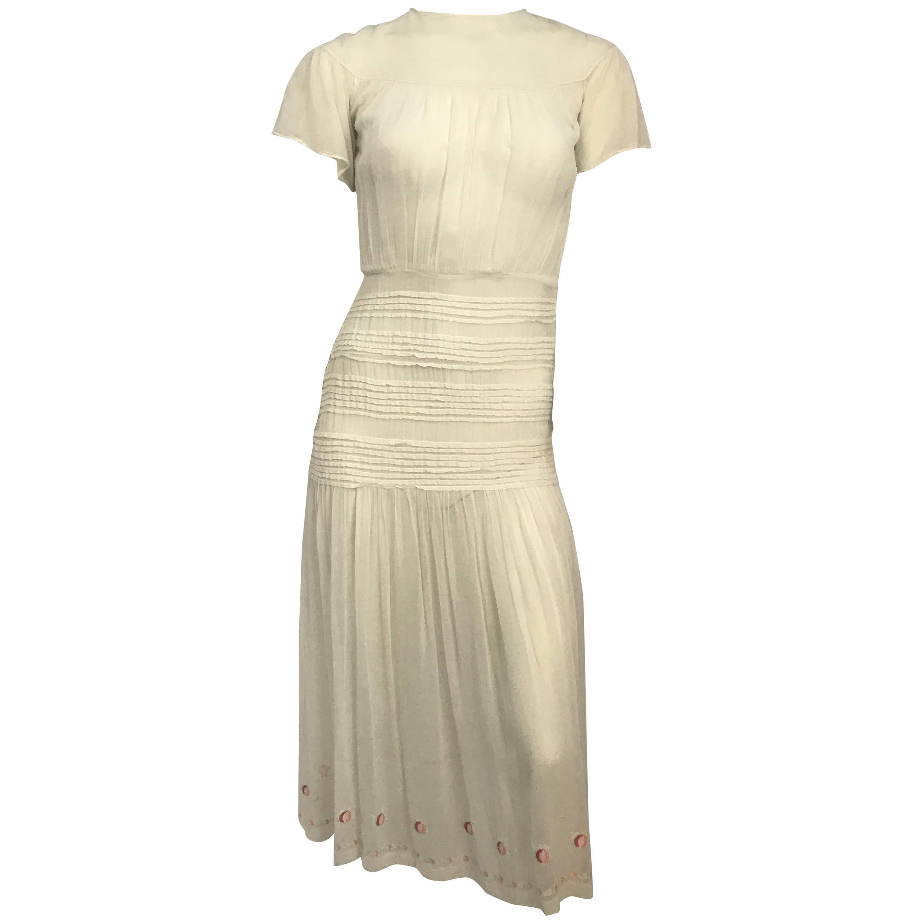 Weißes Tageskleid aus weißer Baumwolle mit pfirsichfarbenem besticktem Saum, 1920er Jahre  im Angebot