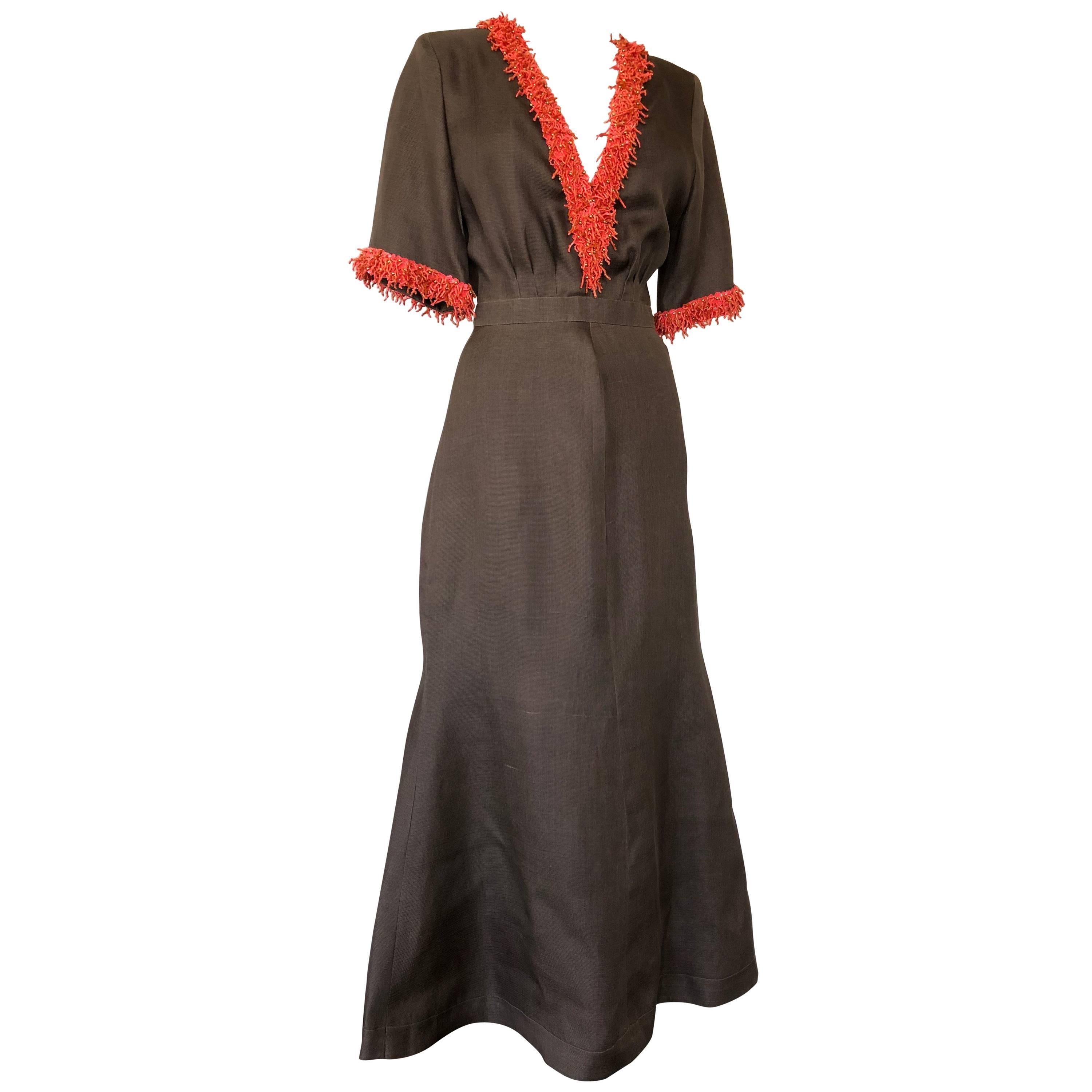 Años 80 Nina Ricci Couture Bata de verano en seda de chocolate con ribete de rama de coral en venta