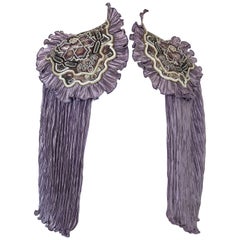 Mantellina in seta stile Fortuny plissettata color lavanda degli anni '70 con spalline di perline