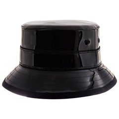 Givenchy Riccardo Tisci Runway Bucket Hat aus schwarzem Lackleder für Herren:: Frühjahr 2017