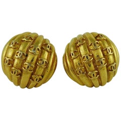 Chanel Vintage goldfarbene Dome CC Ohrclips