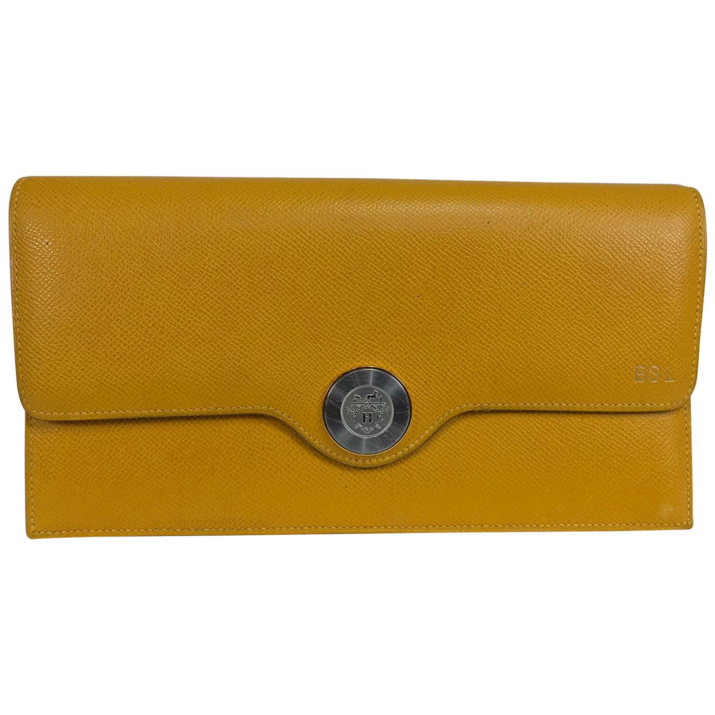 Pochette Hermès en cuir grainé jaune moutarde