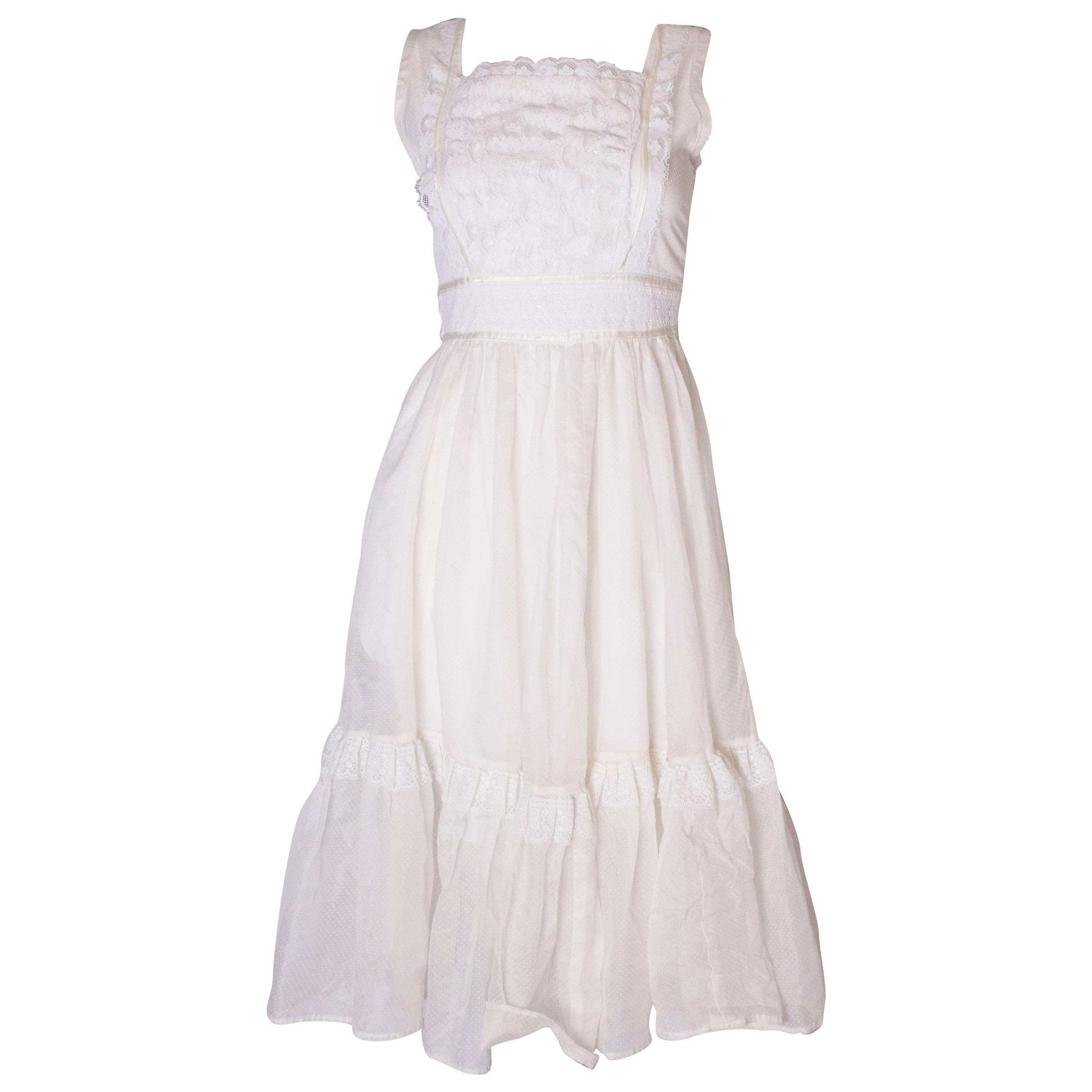 Un vestido de verano vintage de los años 50 de lunares blancos y encaje en venta