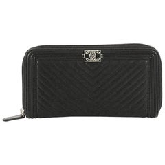 This authentic Chanel Boy L-Gusset Zip Wallet Chevron Calfskin Long is an ideal 