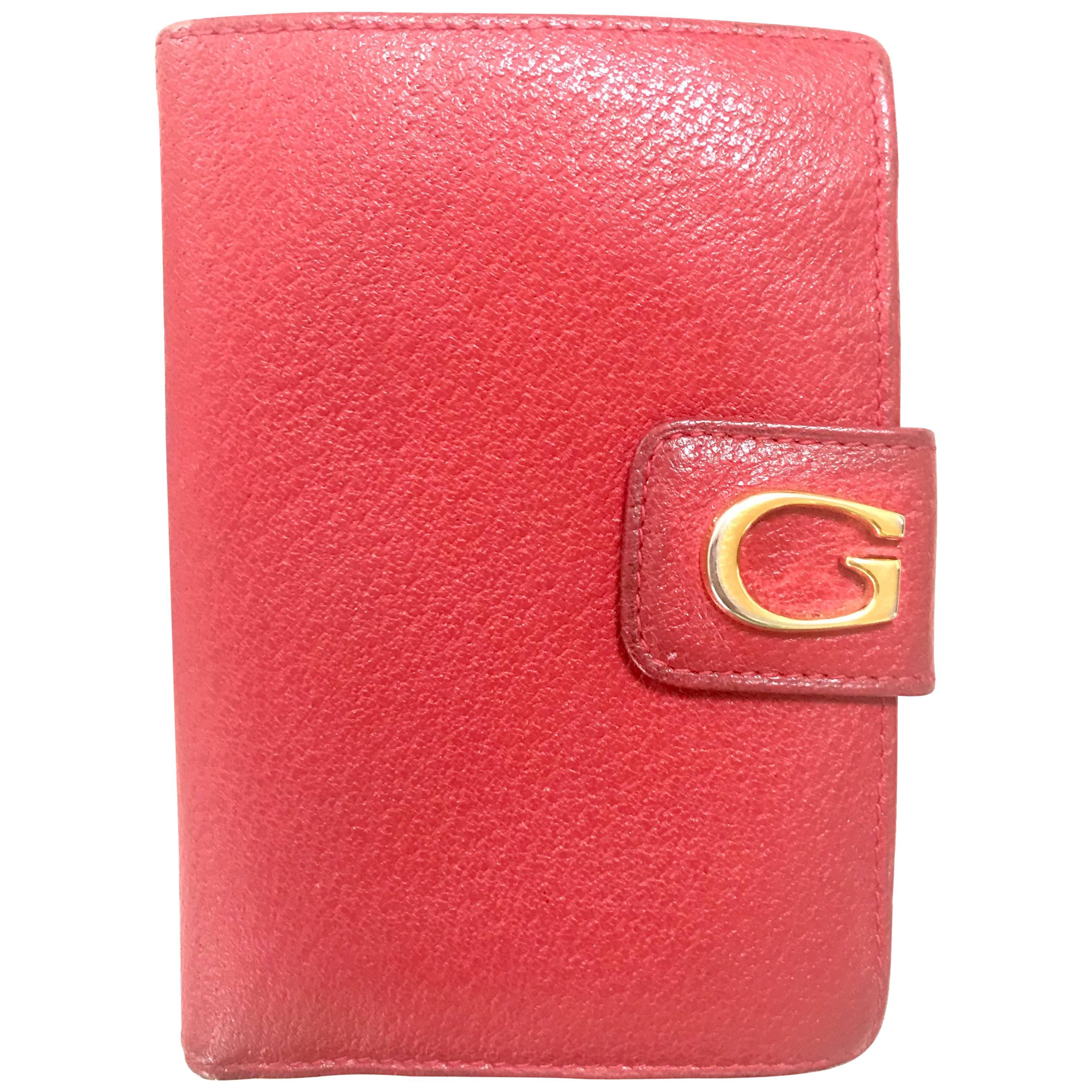 Vintage Gucci red pigskin leather wallet with golden G logo hardware closure.  For Sale