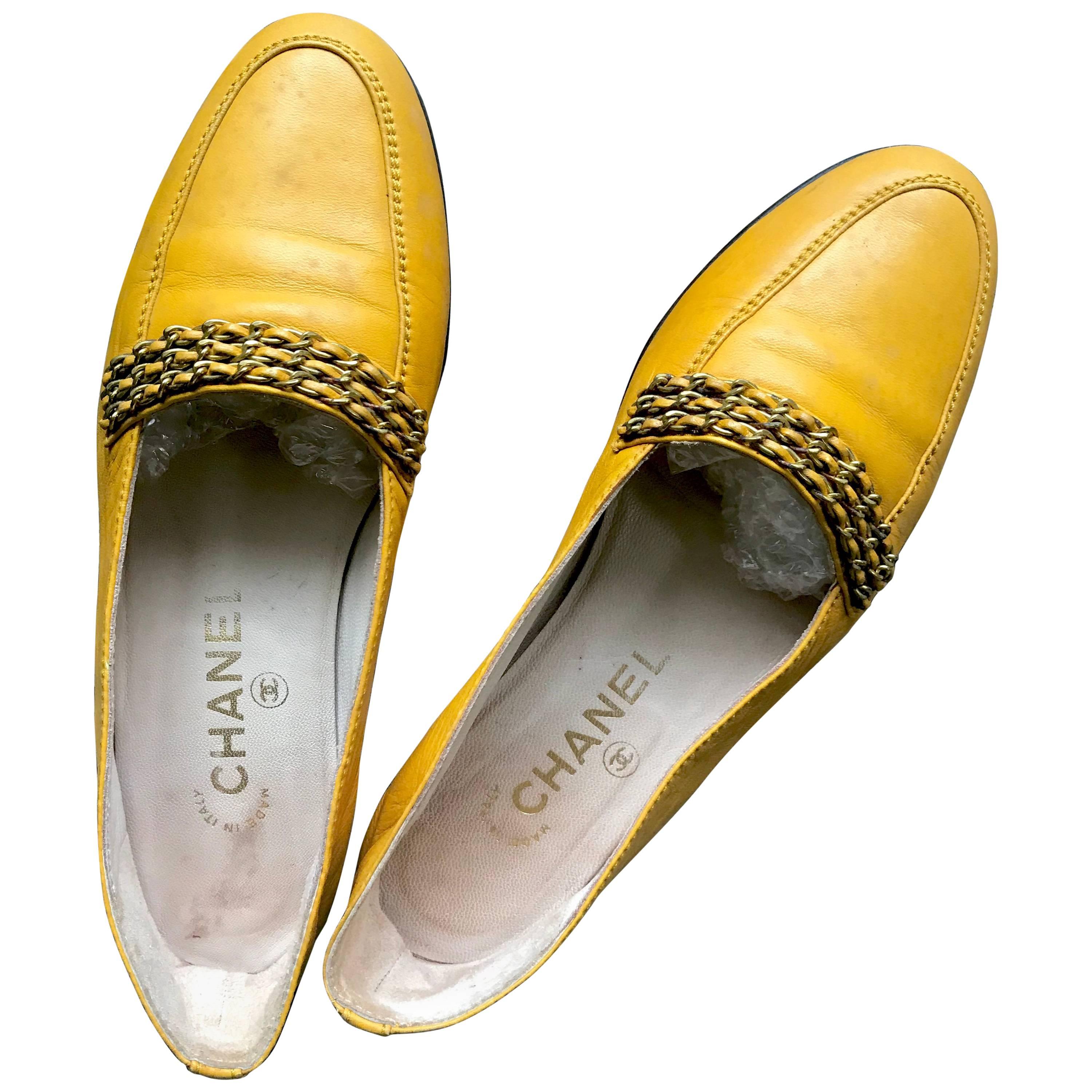 Chanel Vintage soft yellow calfskin flat pump shoes with triple golden chains For Sale