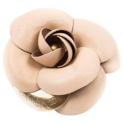 CHANEL Vintage Camellia Brooch in Beige Leather and Gilt Metal